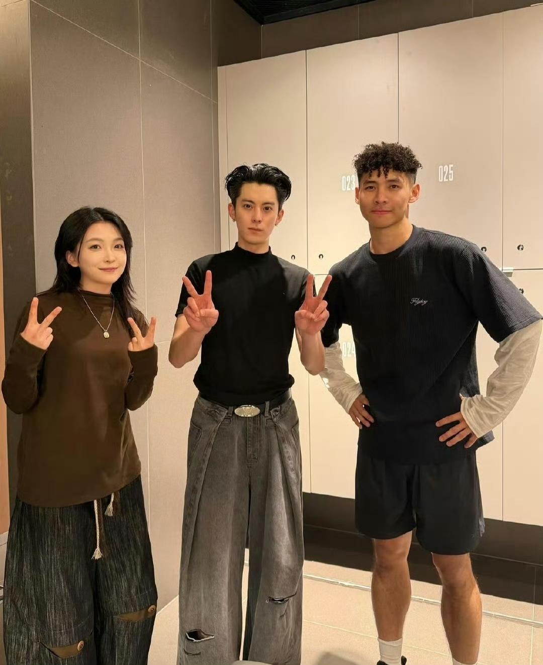 王鹤棣和素人合照，头身比太优越了，脑袋小小一个，超级帅气！这素颜绝了[爱心][爱