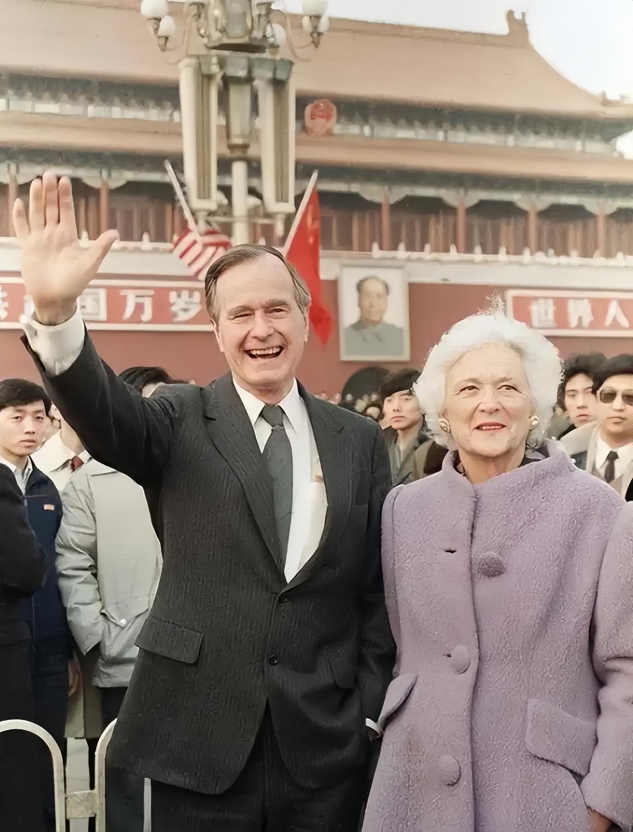 访华次数最多的美国总统是谁？他就是老布什，小布什他爹。老布什创造了两个记录。据统