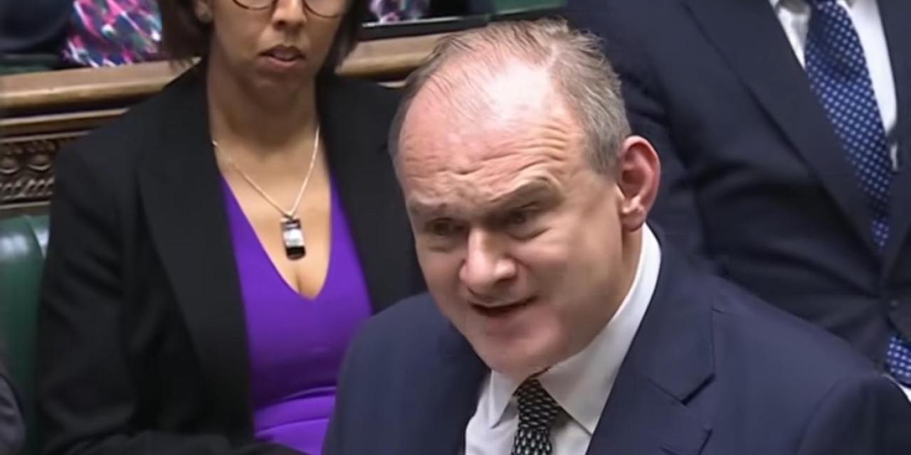 “特朗普并非英国的朋友，也不是全球的领袖，他就是个危险且腐败的恶棍！”这是英国自