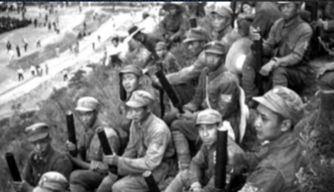 1942年，瑞大娘给十几名八路军送鸡蛋，却发现他们撅成一排上茅房，她脸色一变，当