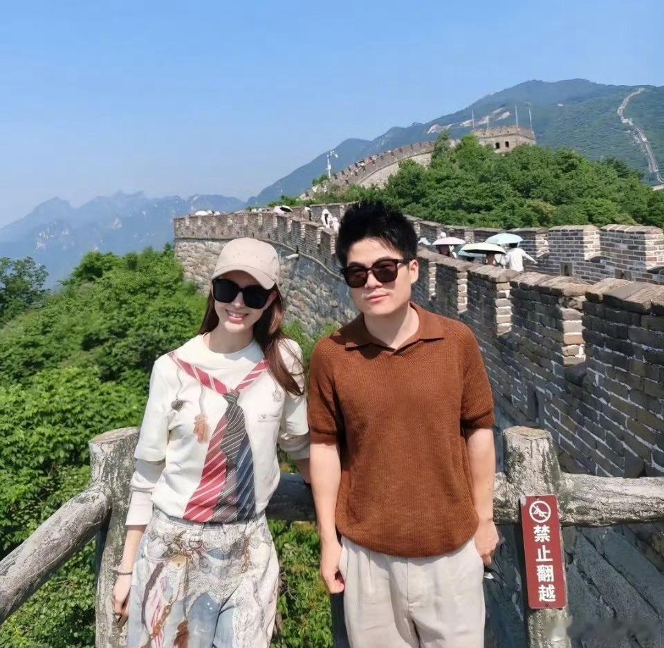 董宇辉陪昆凌和孩子们爬长城宇宙最强教培老师