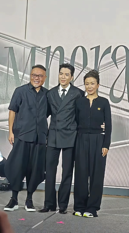 现在很多人都在议论萧敬腾，因为别人有钱都会找比自己小10岁20岁的年轻女人，而他