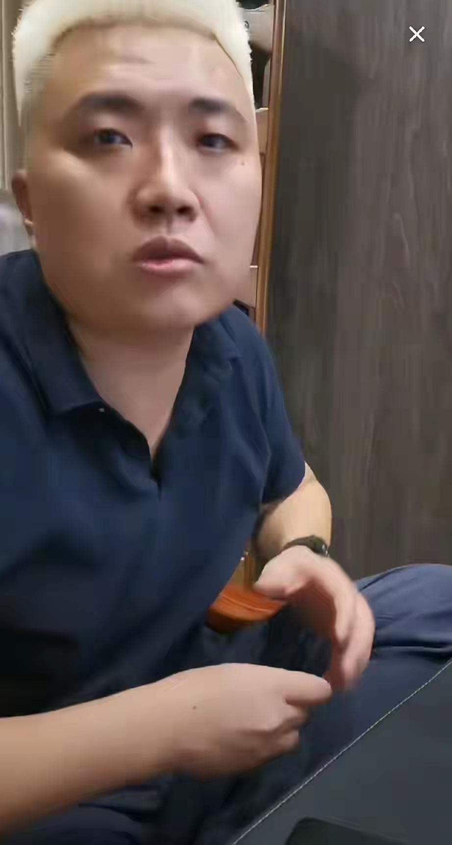 被占车位的闵先生直播给大家看了彭女士的道歉信，他说彭女士已经给他道歉了！闵先生