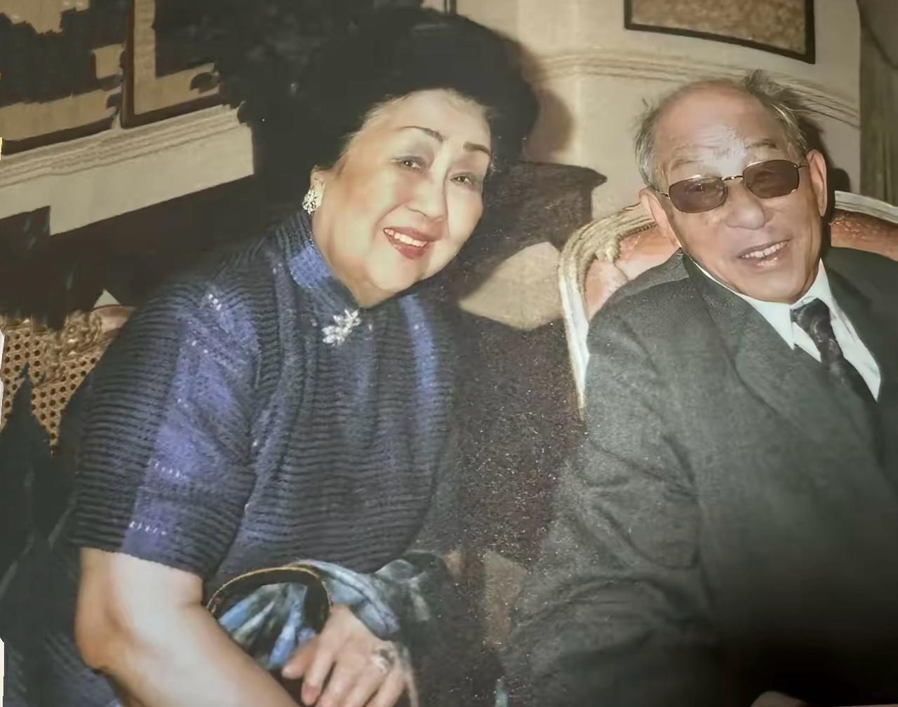 下图是严幼韵和张学良晚年的一张合影，他们俩都是民国的超长寿老人。其中，张学良活了