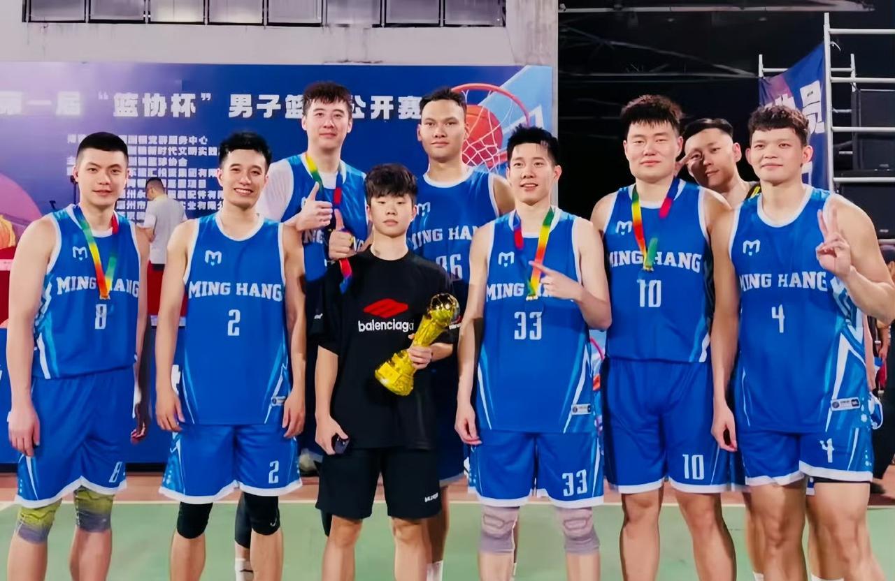 前广东宏远中锋张明池离开CBA后，拿到野球第一个冠军，能看出来，现在的张明池玩的