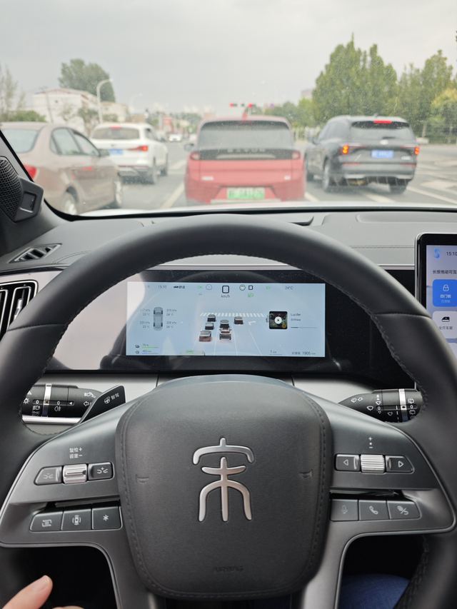 开着宋L遇到了倒车时候的紧急制动我在倒车的时候它会有语音提示，请注意右后方的穿