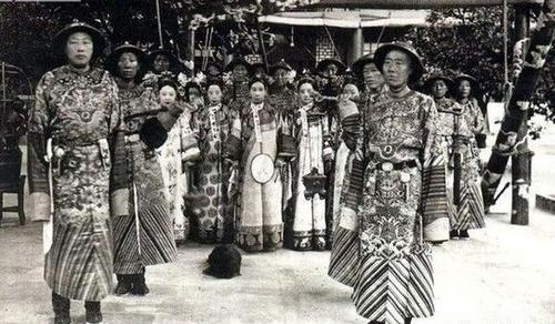 1908年11月15日，慈禧太后死后，李莲英便失去了最大的靠山。为慈禧守孝100