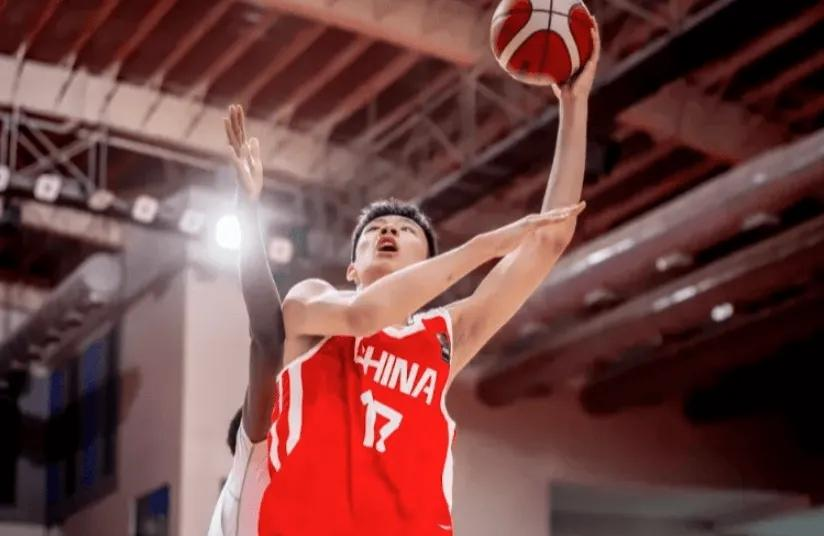那个15岁的中国男篮小将在U18亚洲杯上打得挺抢眼的，两米一五的身高，听说已经有NBA球探在盯着他了