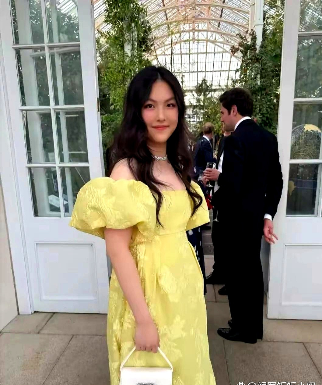 王诗龄这小姑娘，出现在英国皇室聚会？还真是有点意思。一身黄色的泡泡袖裙子，配个小