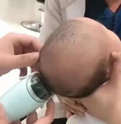 炸锅了！一位年轻宝妈抱着满月的婴儿去理发，理完给了理发师100块钱，可理发师却没