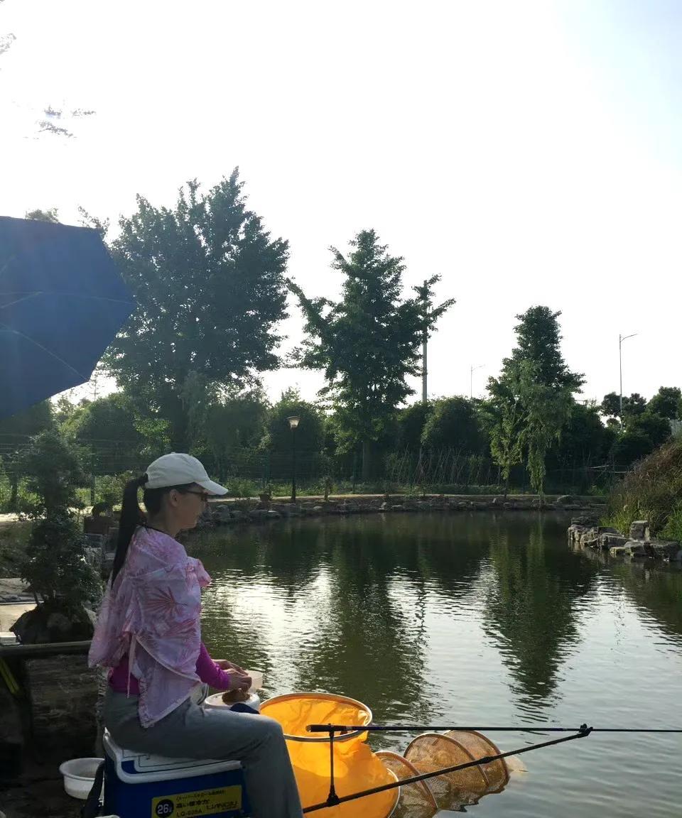 她曾经比海清还红，曾经的四大青衣之首，曾经在国内钓鱼钓的多开心，多热闹！怎么想不