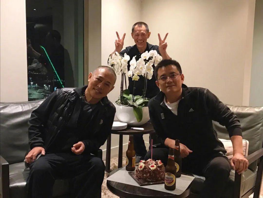 李连杰有两个亲哥哥，大哥李连胜和二哥李连利，生活状况天差地别。2005年后，大哥