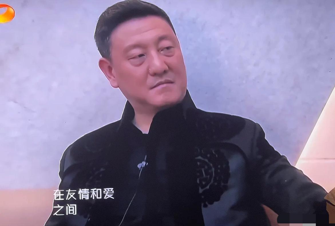 韩磊这人不能仔细看，越仔细看，越会发现，他虽然长得不帅，年龄也大，但是他都没