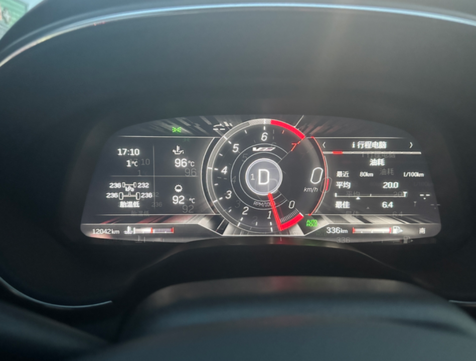买车的时候我记得销售说十个油市区这个油耗啊，我也是醉了，一箱油三百多公里，平均