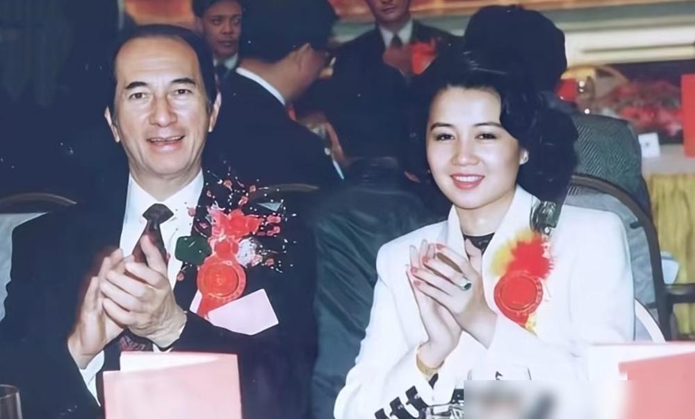 有网友在香港太古广场偶遇何猷君、奚梦瑶、四太梁安琪，一家人关系超好！不得不说，四