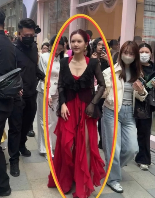 原来赵思露现实中是长这样的，不得不说，她变化挺大的，没有了以前的灵气啊。[捂
