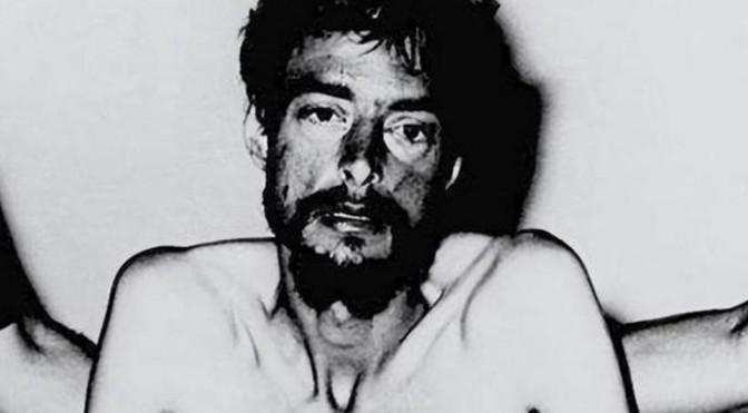 1965年，一架美国军机被越军击落，飞行员迪特被俘。越军把他囚禁起来，当活靶子练