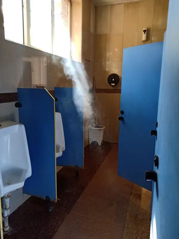 女子上雾化透明厕所仍能看到人影2月5日，四川成都街头一女子上雾化透明厕所，关上