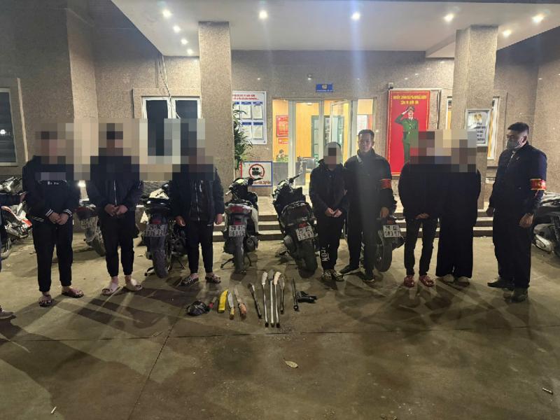 从发现并查处一群不守规矩的年轻人夜间违规交通后，工作组又没收了更多对象藏匿在家中