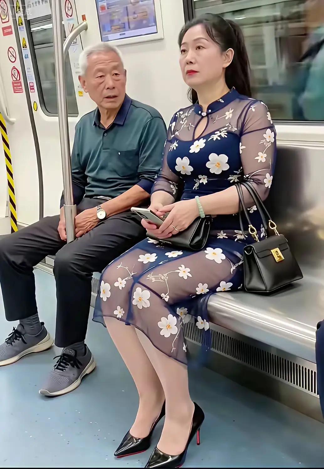 有气质的女人走到哪里都会吸引着很多男孩！阿姨已经60岁，但是身材依然保持得非常好