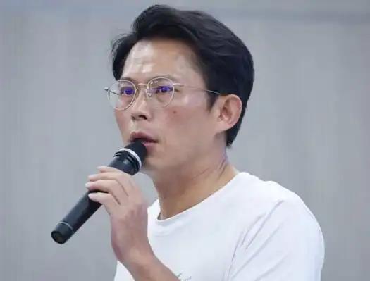 就在刚刚，台“民众党主席”黄国昌发表声明，4月1日，针对民众党陆配立委李