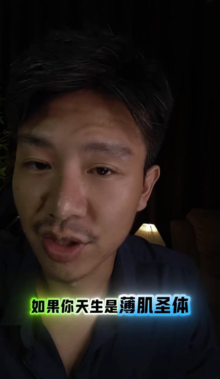 你不是没天赋，只是走错了顺序。很多人练了半年，胸没起来、背没宽，照镜子还是“纸