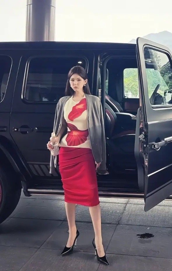 赵露思站姿真的很土，那个女明星这样站？​​​