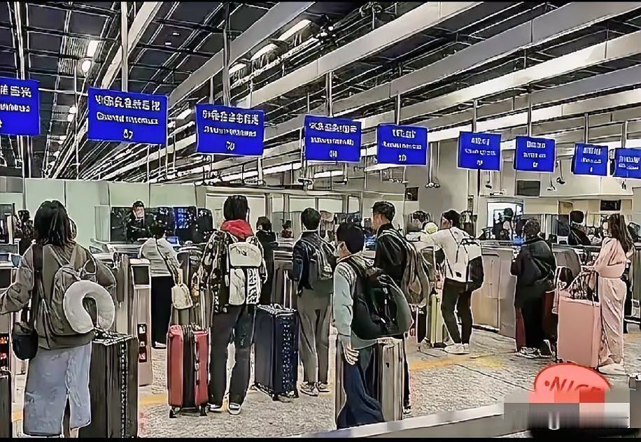 近日香港入境再次破获一起奇葩案件。几个意大利女人捏着区区的300欧元。​就