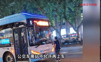 “必须严惩！”6月9日，江苏南京，一位女子在眼看着公交车要离开站台时，突然冲上前