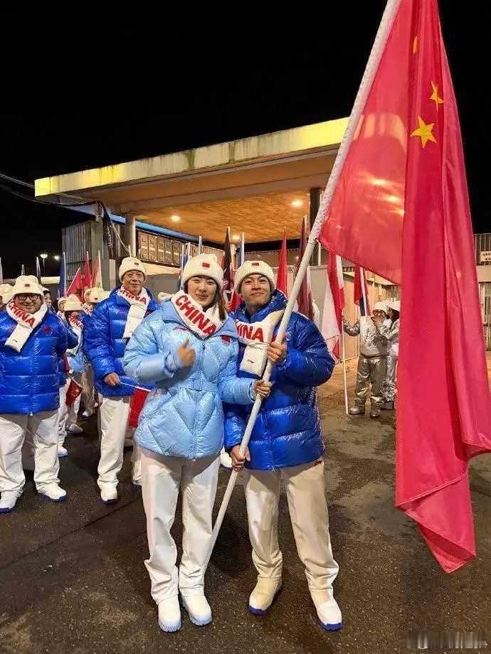 中国队旗手张楚桐：雪上项目拿到两个冠军，我看到都哭了据报道，本届米兰冬奥会中国队