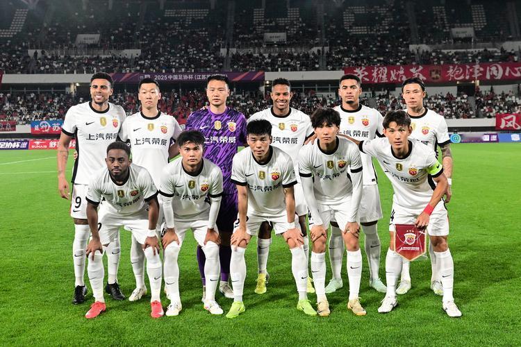 随着上海海港在客场击败大连英博，以66分拿下中超三连冠，中超的格局似乎已经改写，