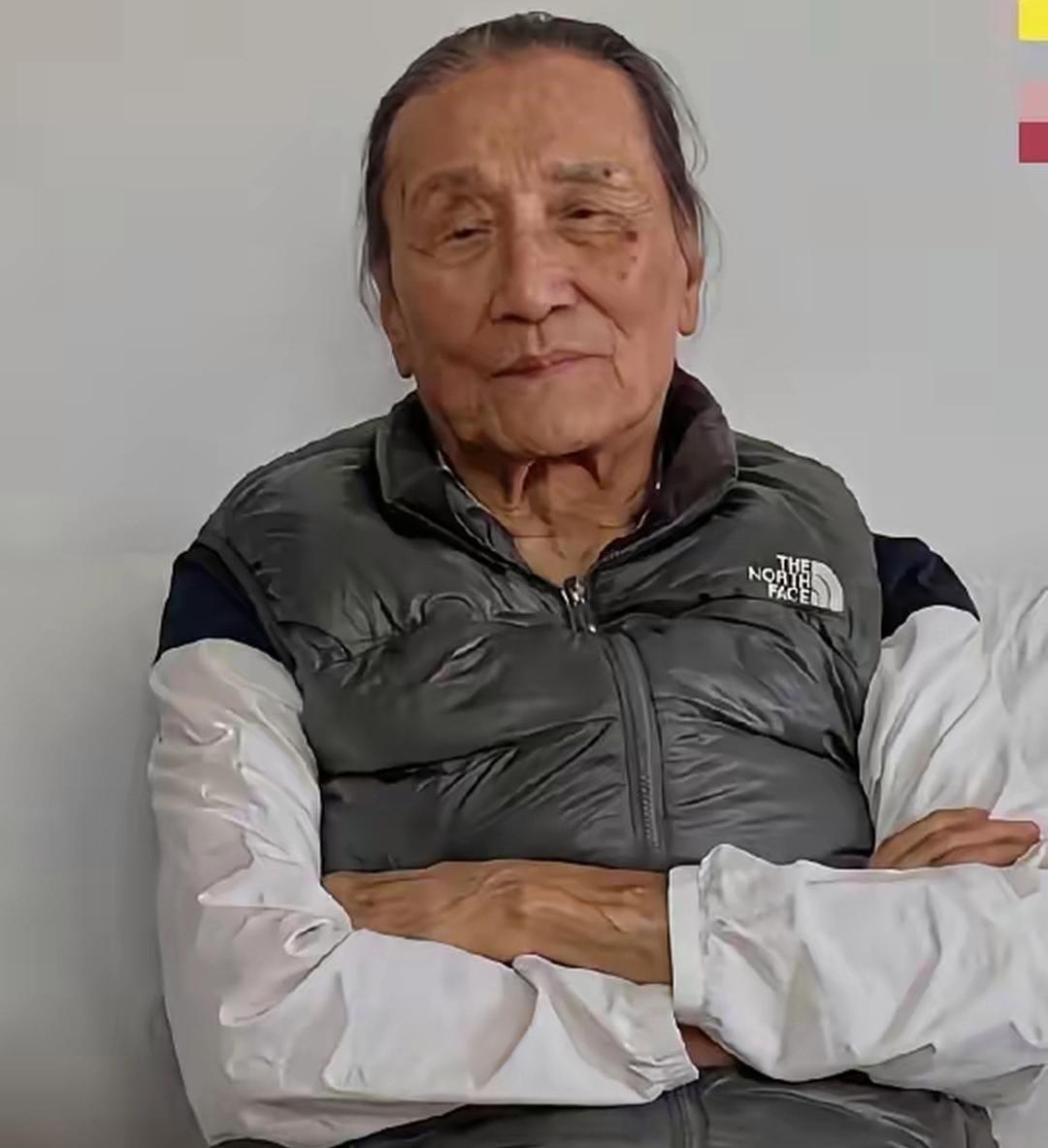 谢贤生前最后的留影，没有戴墨镜。