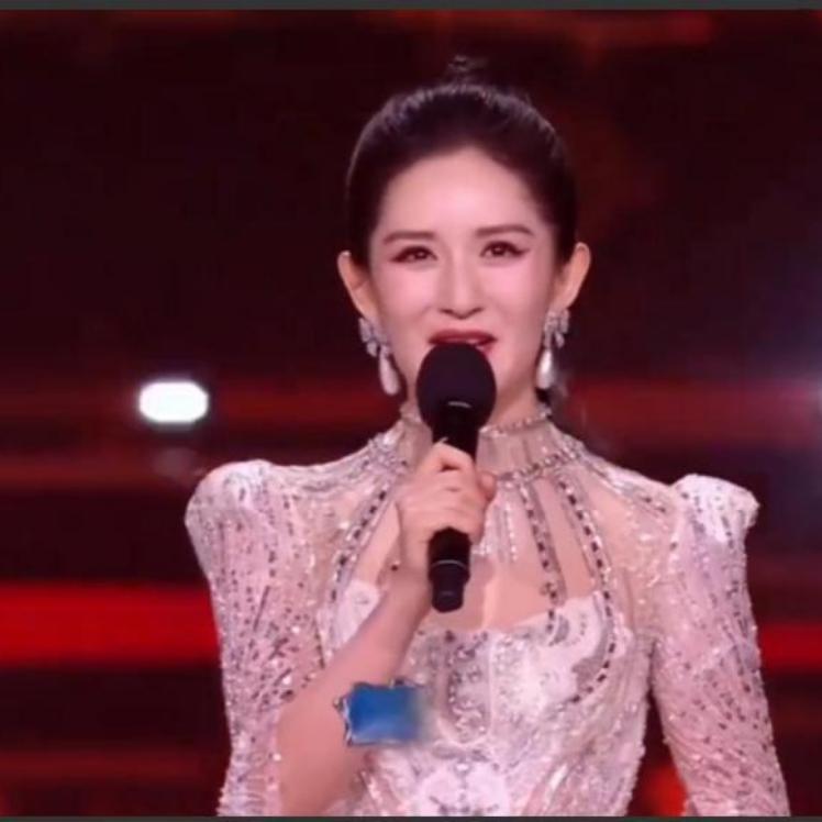 谢娜撕掉“疯癫”标签！央视+新华社双重认证，她凭啥逆袭？曾经的“疯癫”综艺咖