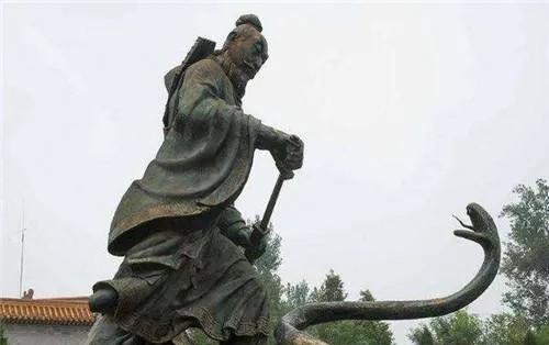 西汉时期刘邦手起刀落，将拦路白蛇斩成两段。刘邦离开后不久，一个白发老太太赶来了，