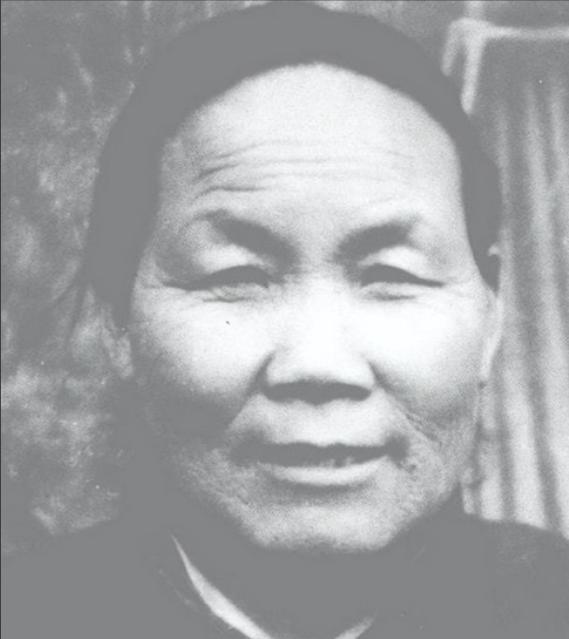 1940年，山东一大娘给八路军煮了浓稠的小米粥，饥饿的战士们狼吞虎咽。班长发觉不