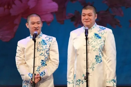 当年，郭德纲苦口婆心的劝刘云天：”孩子啊，你别走，只要你留下以后德云社大小会场你