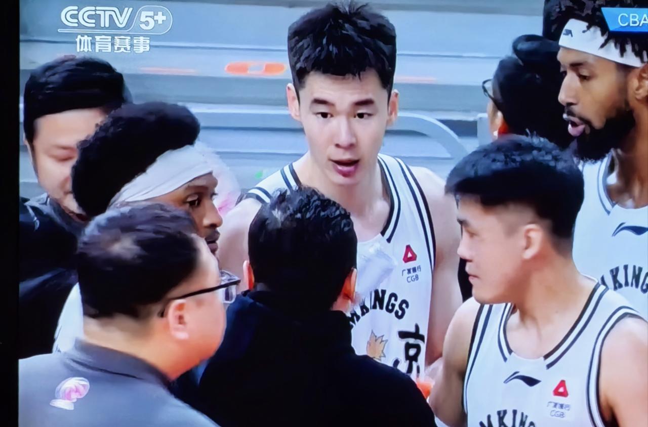 郭士强看到了吗郭昊文可比胡明轩强太多在刚刚结束的CBA首轮比赛