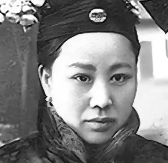 1908年，王焦氏进宫给溥仪当奶妈。规矩变态：只喂奶，顿顿啃无盐猪肘，还不许问闺