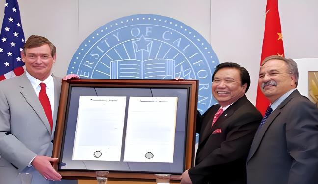 15年前，钟馨稼捐给美国7千万，满嘴中国穷关我啥事，后来破产了一张1000万