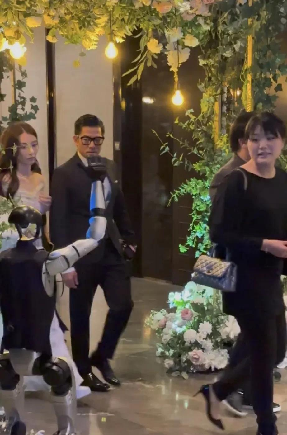 60岁郭富城携娇妻方媛出席活动！夫妻俩看到机器人迎宾，郭富城表现出幽默的回应！身