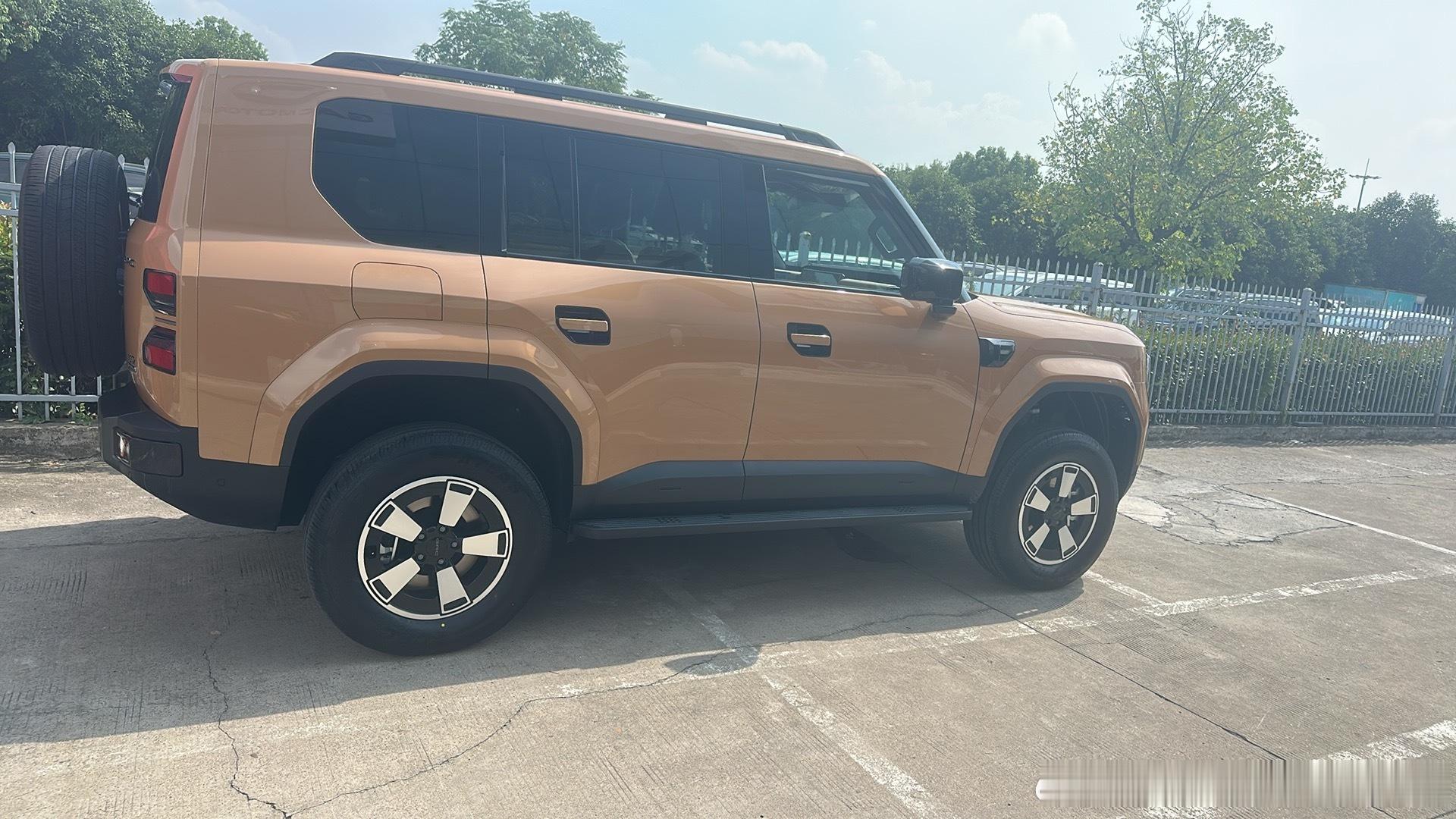 越7确实挺不错，发布会前就向4S店交定金，上市才两天就提到车了。相比方程豹钛7、战舰700、深蓝g3