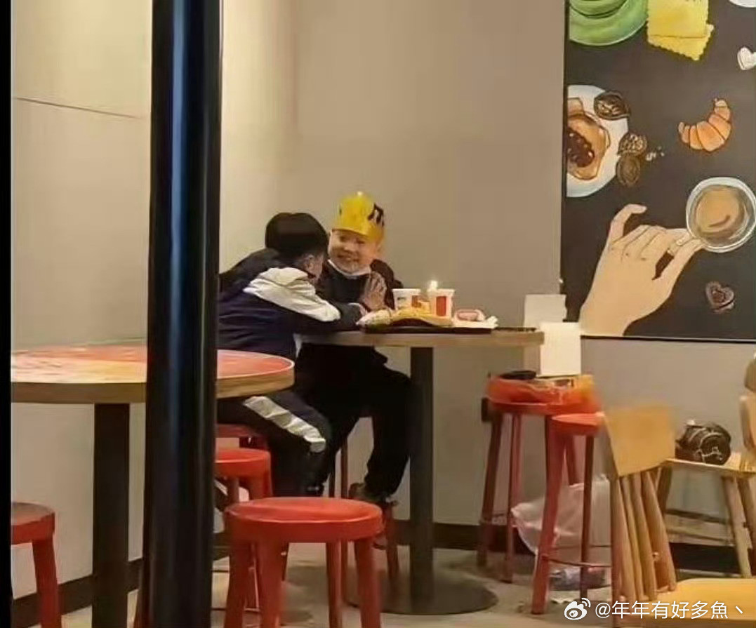 在肯德基看到这一幕，突然感觉真的该给孩子留点零花钱