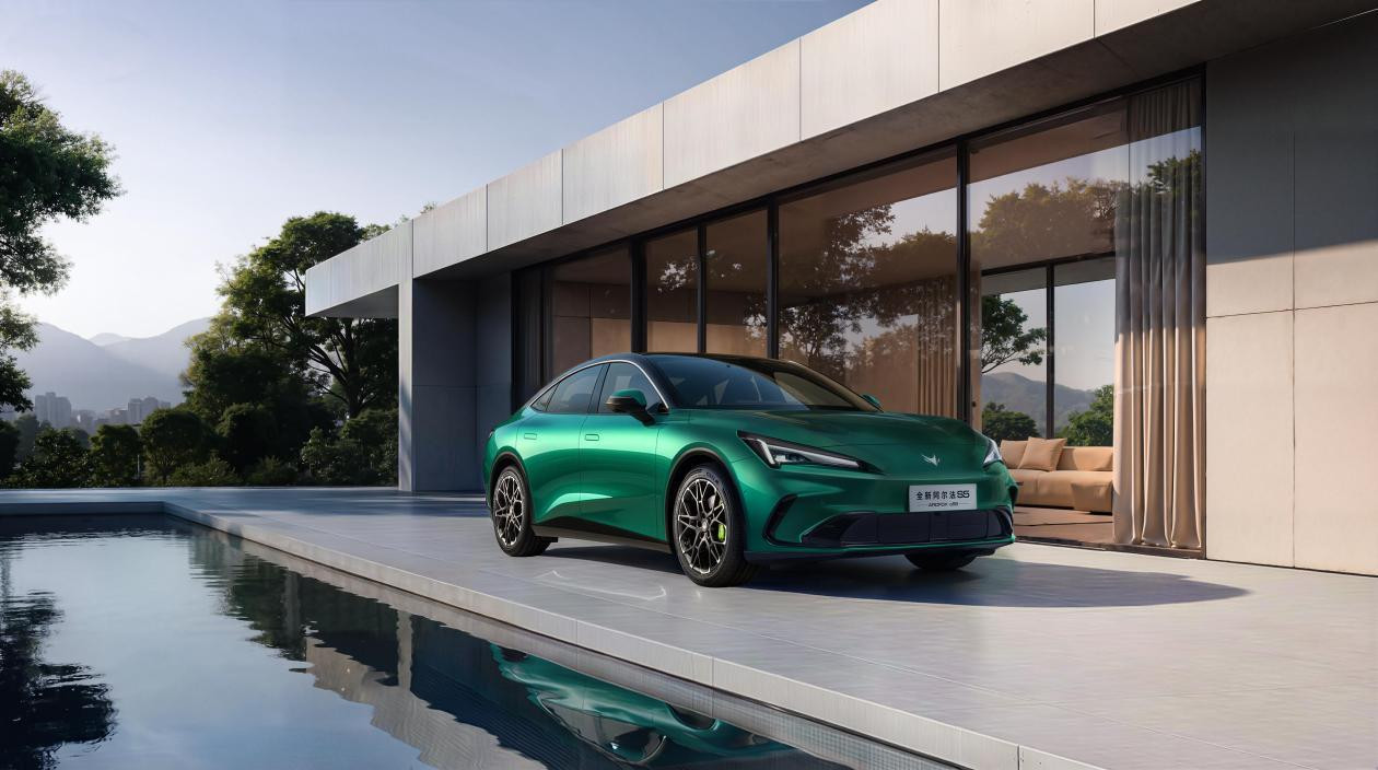 极狐全新阿尔法S5夯爆了，不管是设计还是配置参数，我觉得都是同级同价位最强的，没