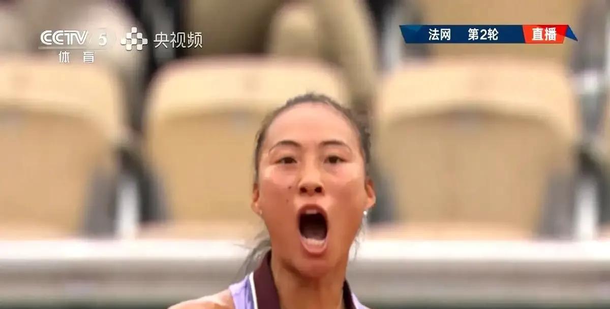 郑钦文化身“咆哮文”，对手的表情……法网第二轮郑钦文每打一个好球，都会握紧拳头