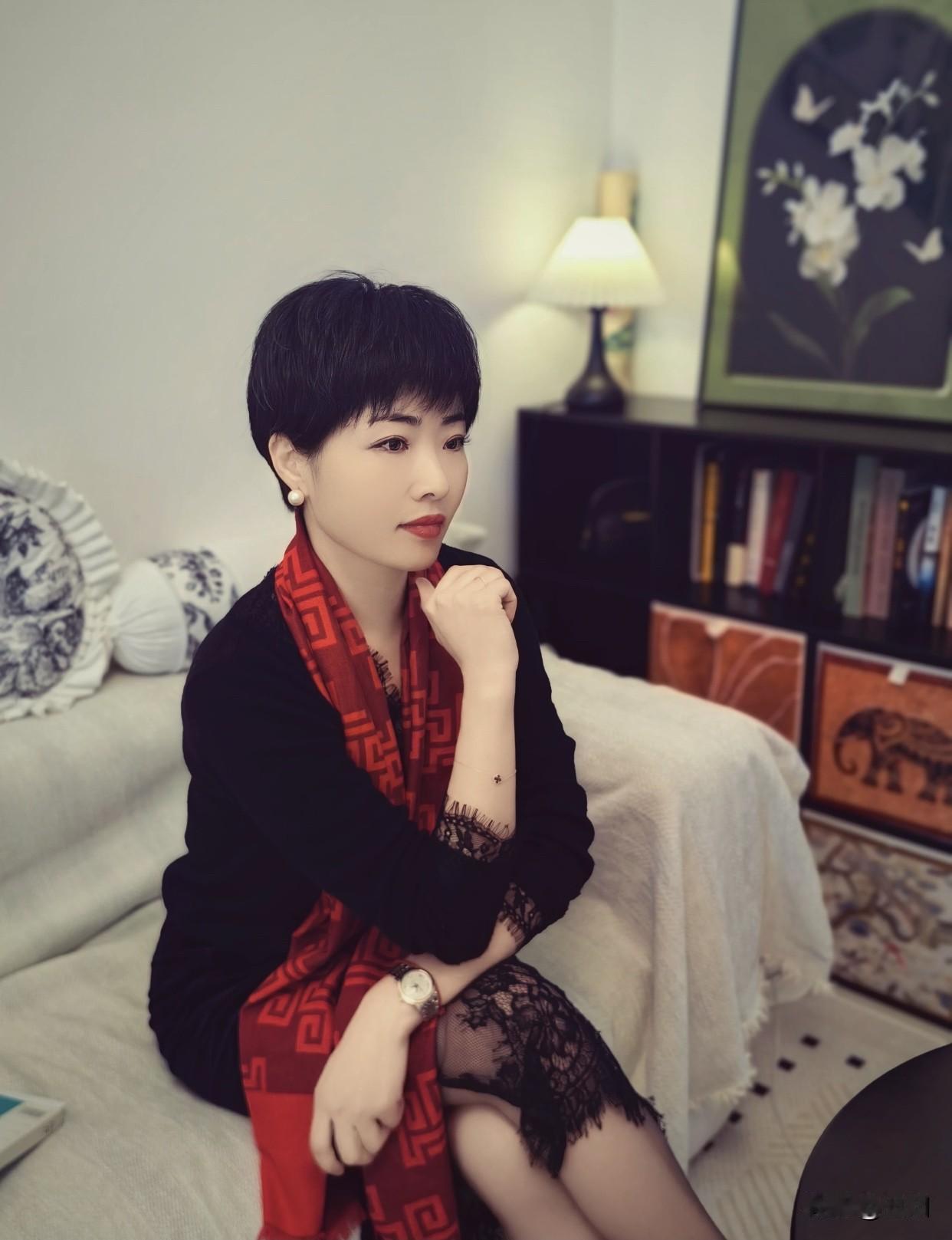 四十岁的女人最大的魅力是什么?魅力在于那份岁月沉淀后的从容与智慧。就像一杯陈酿的