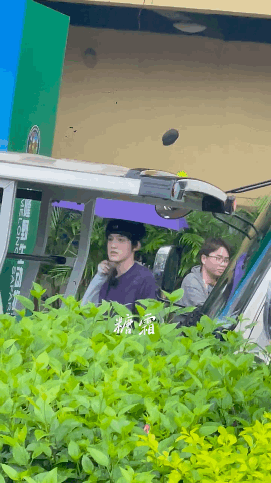 张泽禹全员加速中生图路透张泽禹的路透生图简直自带反光板！清爽男高造型搭配元气笑