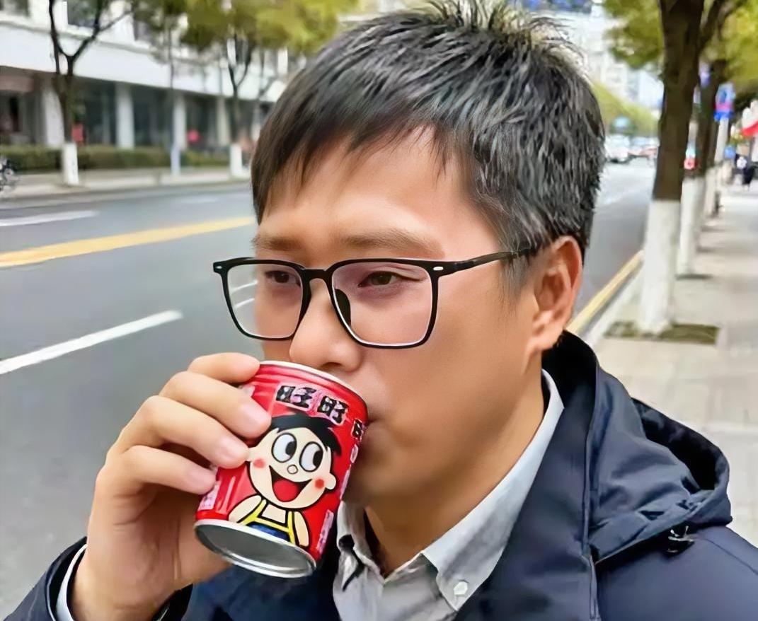 梁志辉一瓶旺仔牛奶开启了美好的一天，有人提示他寻亲成功以后拥有了10多万粉丝