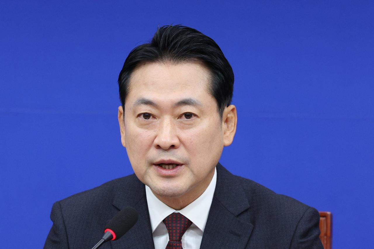 韩国媒体消息，共同民主党要求检方撤销对李在明总统的公诉，国民力量党代表张东赫对此