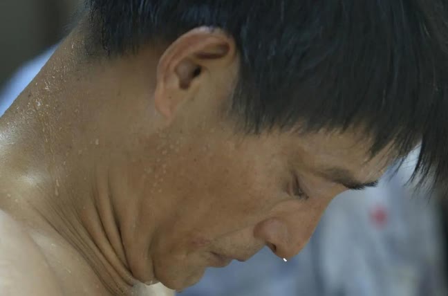 头出汗，其它地方少汗现在不少人遇到这个问题，尤其是吃饭的时候，边吃边出汗