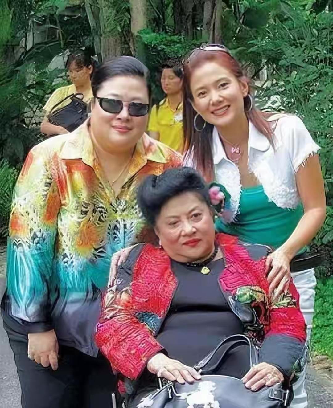 颂妃和母亲合影，母女俩都有富贵肥，衬得旁边女子苗条美丽。